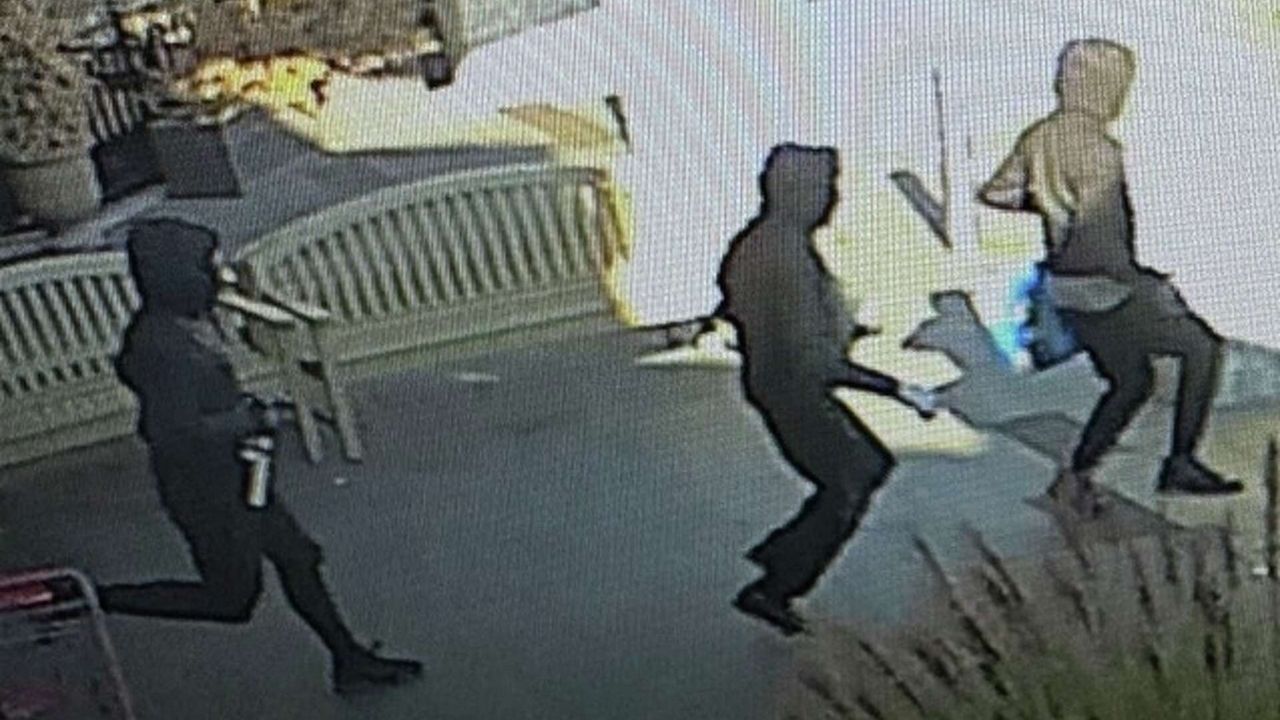 Masked Suspects Smash Jewelry Kiosk During Robbery at Trumbull Mall, Police Say
