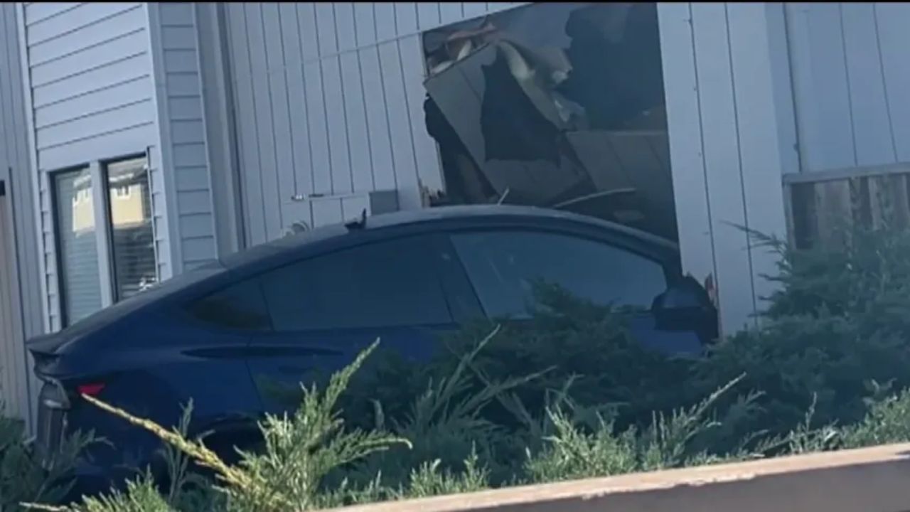 Tesla Crash Triggers Gas Leak, Evacuations in Sunnyvale Neighborhood