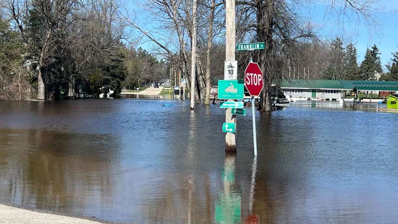 Fremont, Wisconsin — Flood Threat Intensifies as Wolf River Swells, Residents Urged to Move to Higher Ground
