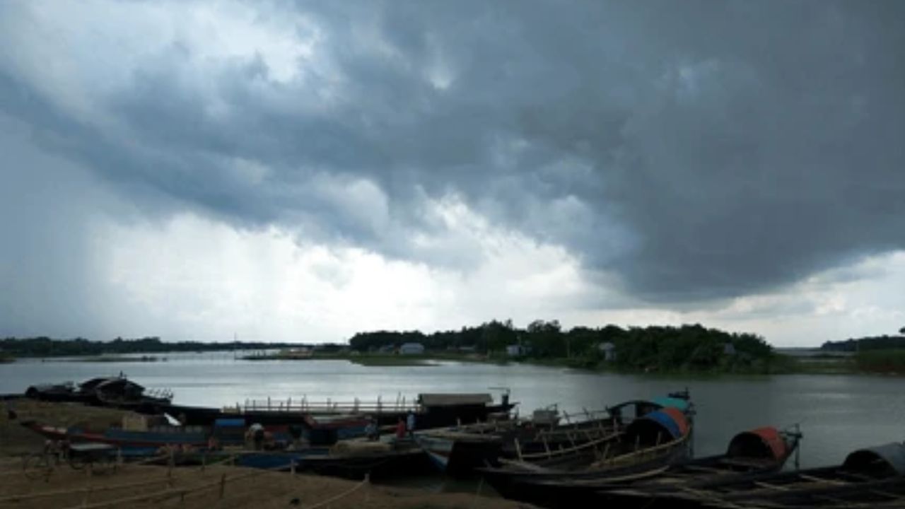 River Nears Record Flood Levels as Heavy Rains Raise Concern Among Residents