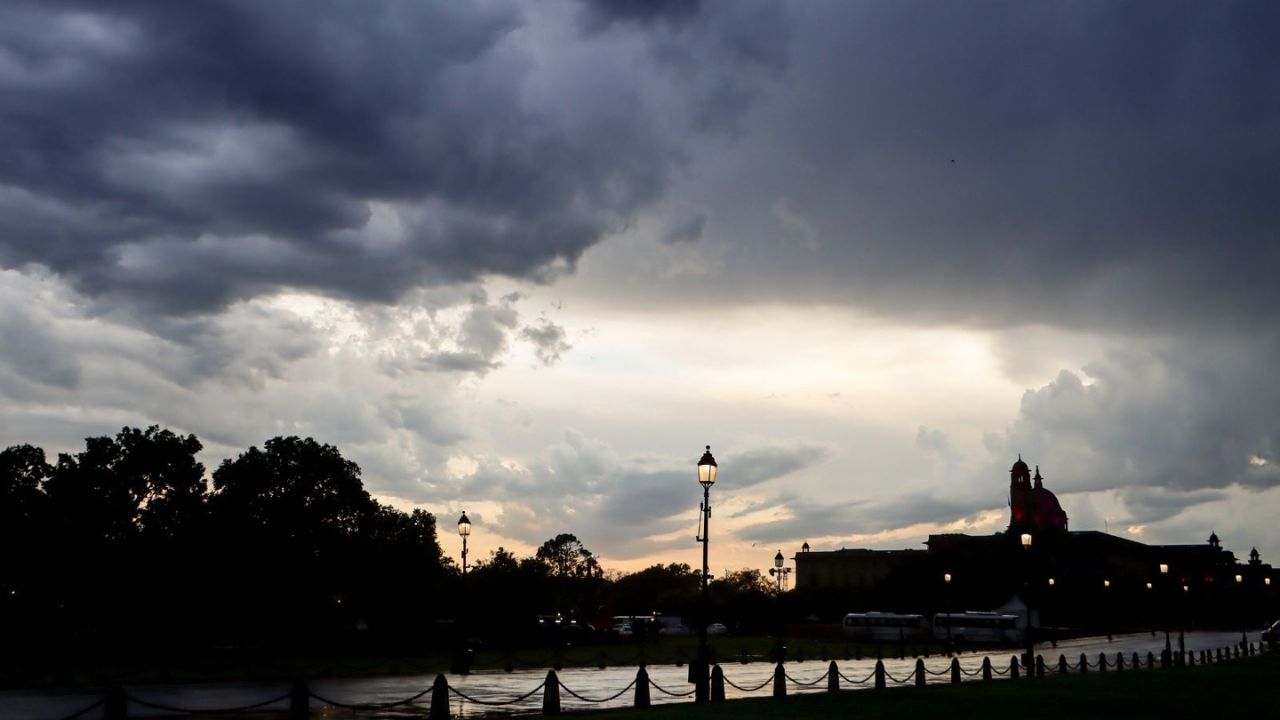 Storm Alert: Warm Weekend Ahead, But Rain Likely on Easter Sunday