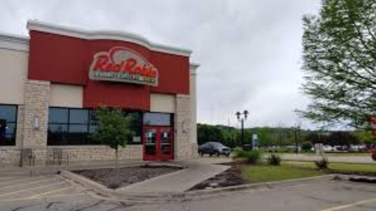 East Peoria’s last Red Robin is closing — and the next one is more than 90 minutes away