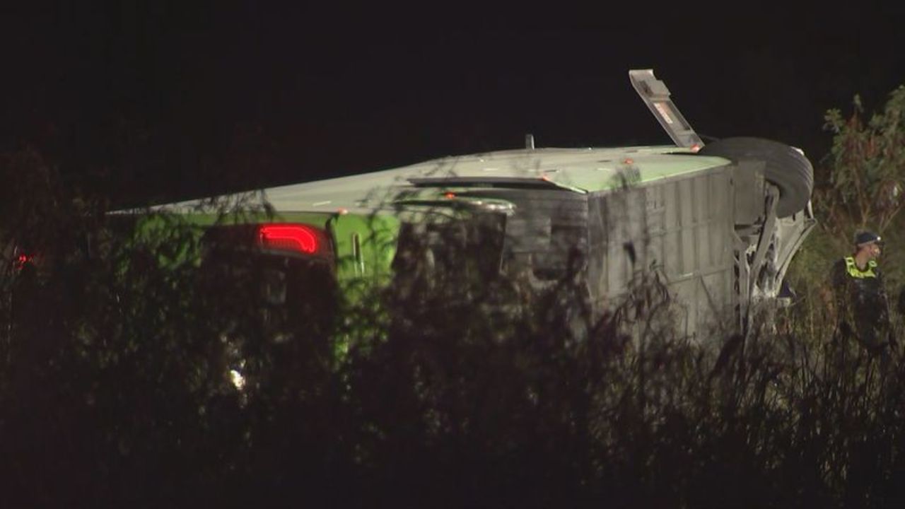 One dead, 10 still in hospital after bus rolls on Queensland highway that has already claimed 40 lives this year