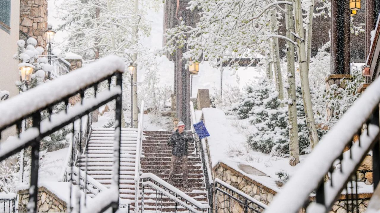 Snow in May shut down Colorado schools, flights, and roads — and it's not done yet