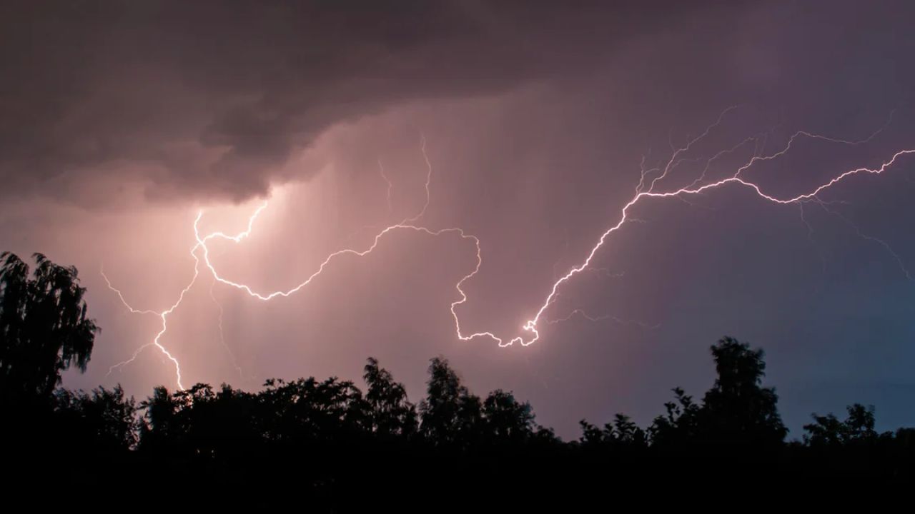 Severe storms with damaging winds and hail are coming to Chicago overnight — here's exactly when